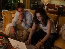 Jeremy Allen White y Mikey Madison en El poder de la red.
