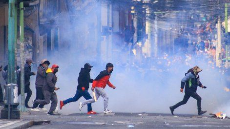 Manifestantes se enfrenta con la Policía durante una protesta, en la que exigen la renuncia del presidente Rodrigo Paz este lunes, en La Paz (Bolivia).