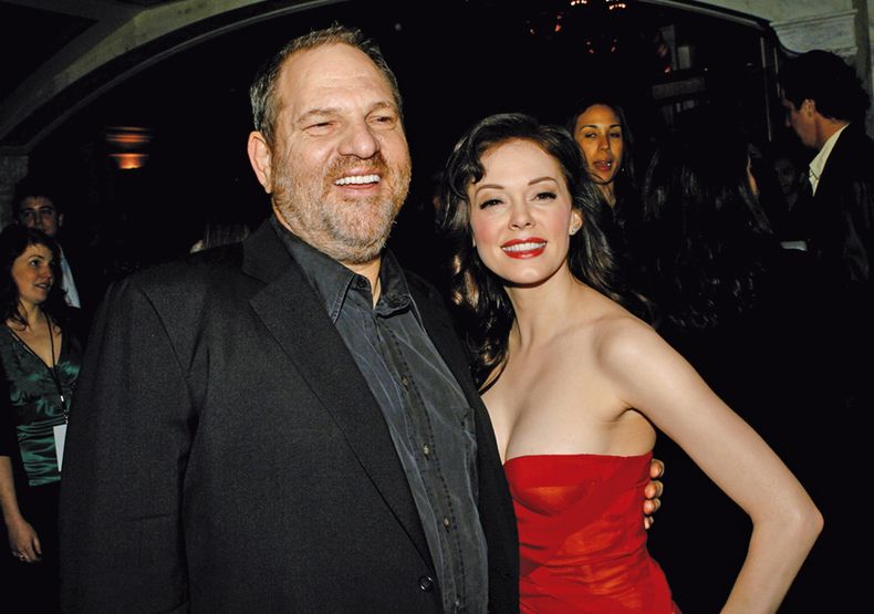 En 1997, la actriz Rose McGowan denunció a Harvey Weinstein por violarla en un cuarto de hotel durante el Festival de Sundance, pero la convencieron de abandonar la causa a cambio de una indemnización. Cuando aparecieron nuevas víctimas, volvió a con