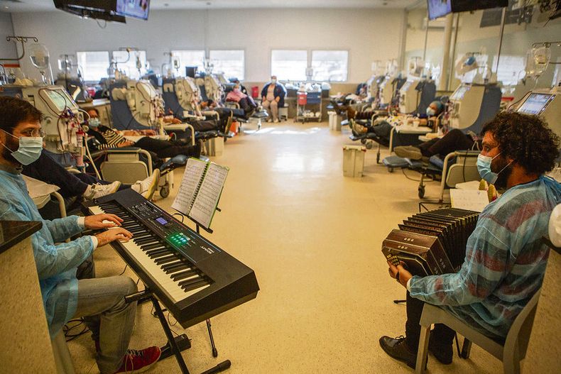 Hospital Tangó cuenta con 12 miembros, entre cantantes y músicos, y ha realizado shows en más de ocho centros de salud. Foto: Nicolás Garrido / Búsqueda