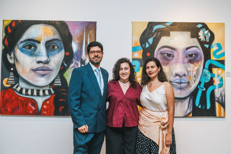 Encargado de&nbsp;Negocios de la&nbsp;Embajada de&nbsp;México Andrés&nbsp;Ruiz, artista&nbsp;Victoria Guardia y&nbsp;agregada cultural&nbsp;de la embajada&nbsp;Cecilia Sánchez.