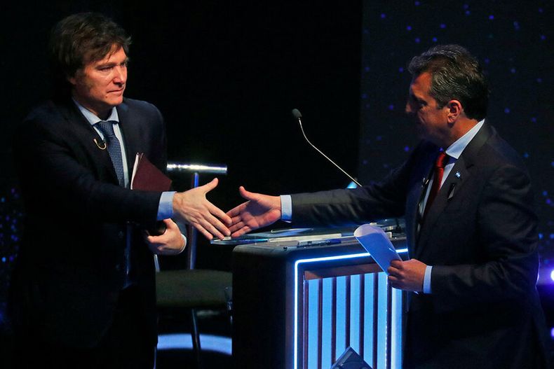 Milei y Massa se saludan tras el último debate electoral. Foto: AFP