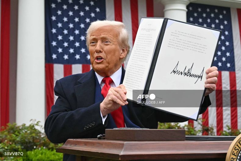 Donald Trump firma órdenes ejecutivas sobre los “aranceles recíprocos” en los jardines de la Casa Blanca, 2 de abril de 2025