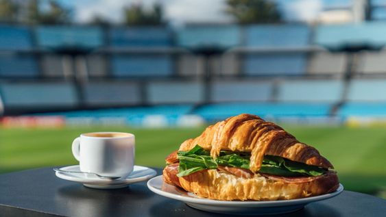 bar 1930: tradicion, sabor y futbol en el corazon del estadio centenario bar 1930: tradicion, sabor y futbol en el corazon del estadio centenario