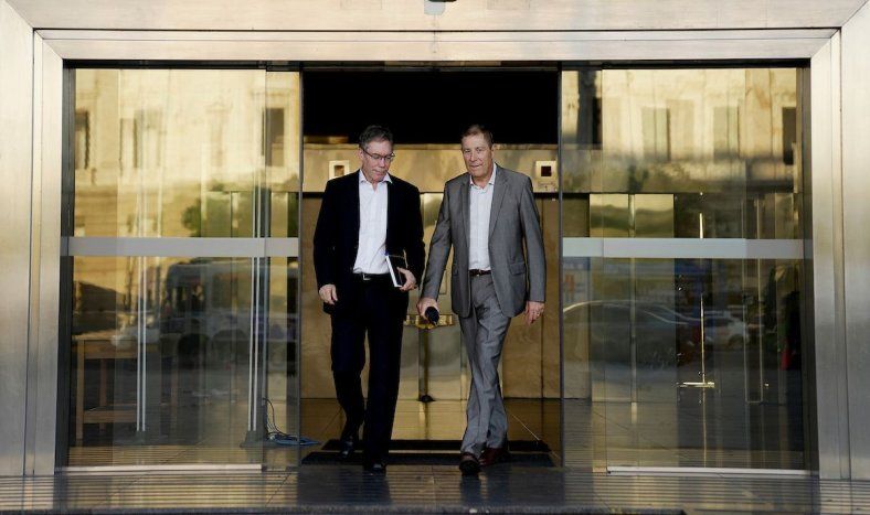 El subsecretario y el ministro de Economía, en el Parlamento