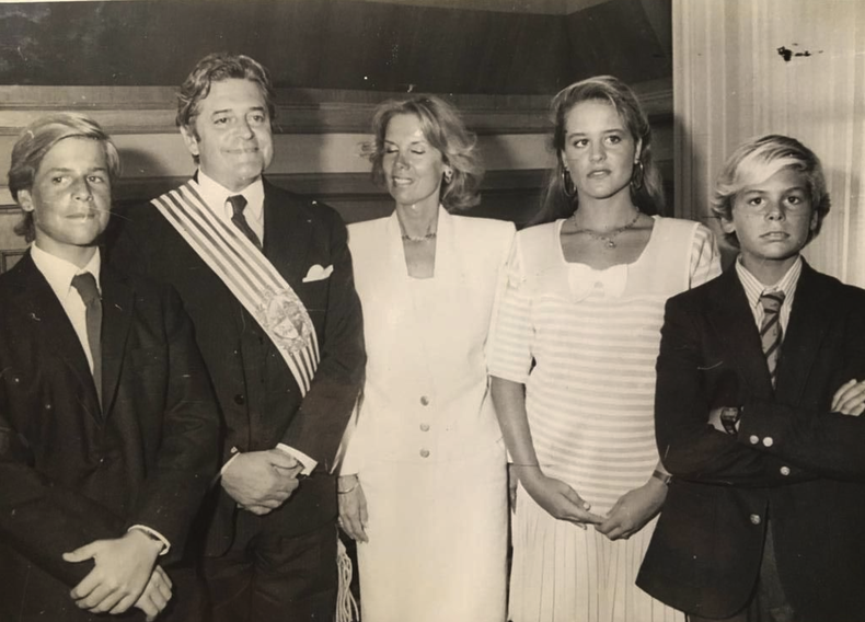 Luis Lacalle Herrera, recién investido presidente, y Julia Pou con sus tres hijos, Juan José, Pilar y Luis
