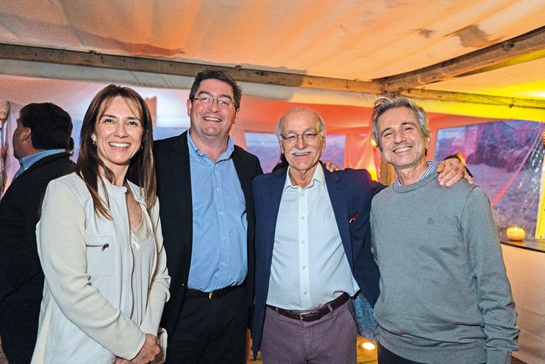 Virginia Duarte, presidente de ASSE Leonardo Cipriani, Ney Castillo y Guillermo Chantada, de la Fundación Pérez Scremini