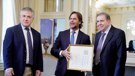 Omar Paganini, Luis Lacalle Pou, con las actas de la última elección en Venezuela, y Edmundo González en la residencia presidencial de Suárez en el Prado de Montevideo Omar Paganini, Luis Lacalle Pou, con las actas de la última elección en Venezuela, y Edmundo González en la residencia presidencial de Suárez en el Prado de Montevideo