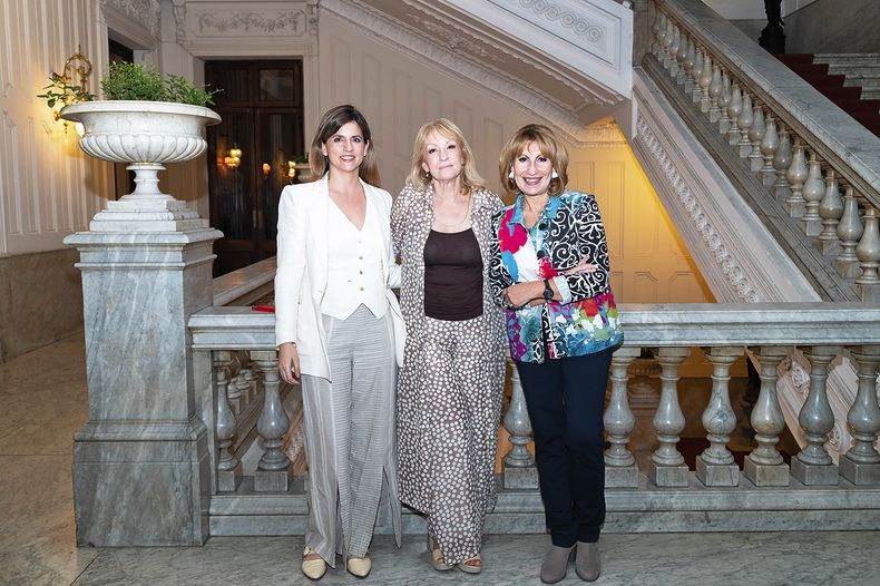 La directora de Relaciones Internacionales de la Intendencia de Montevideo Fabiana Goyeneche, la intendenta de Montevideo y presidenta de Mercociudades Carolina Cosse y la secretaria general de Ciudades y Gobiernos Locales Unidos Emilia Saiz