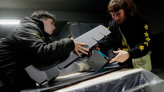 Voluntarios preparan camas de refugio en el Palacio Peñarol Voluntarios preparan camas de refugio en el Palacio Peñarol