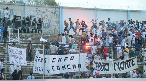 Incidentes ocurridos entre la Policía e hinchas de Cerro en 2015 en el estadio Tróccoli. Foto: Pablo Vignali / adhocFOTOS