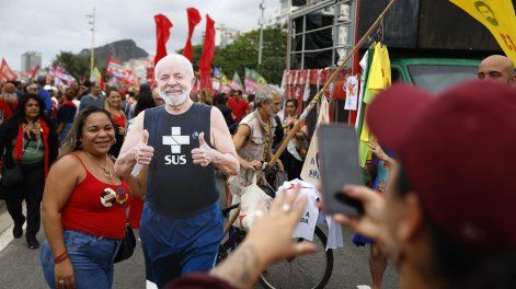 Una seguidora del presidente de Brasil, Luiz Inácio Lula da Silva, se toma una foto junto a la imagen del mandatario durante una manifestación en la playa de Copacabana el domingo 13 de setiembre de 2026, en Río de Janeiro (Brasil).