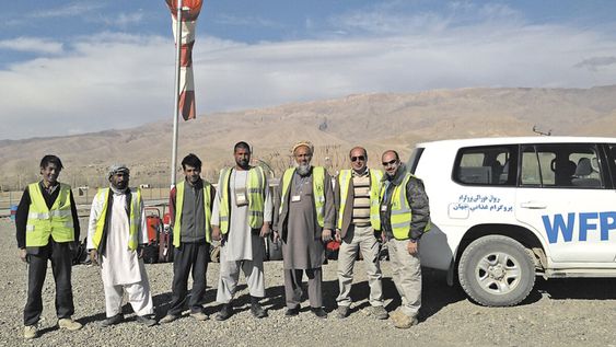 Carlos Botta con su equipo en Bamian (Afganistán) Carlos Botta con su equipo en Bamian (Afganistán)