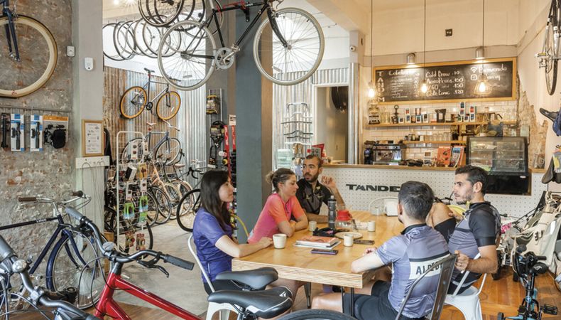 Camila Gering, Rosario Brañas, Pablo Estavillo, Santiago Techera y Leonardo Angulo en Tandem Bici & Café. Foto: Lucía Durán. 