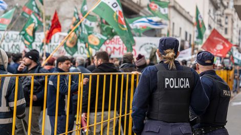 Policías trabajan durante una movilización de trabajadores del sindicato de la bebida