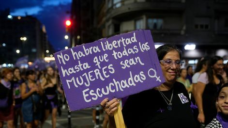 Marcha por el Día Internacional de la Mujer por la Avenida 18 de Julio de Montevideo &nbsp;