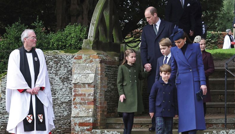 Los prínicpes de Gales asistieron a la ceremonia navideña con sus tres hijos: los príncipes George, Charlotte y Louis. AFP 