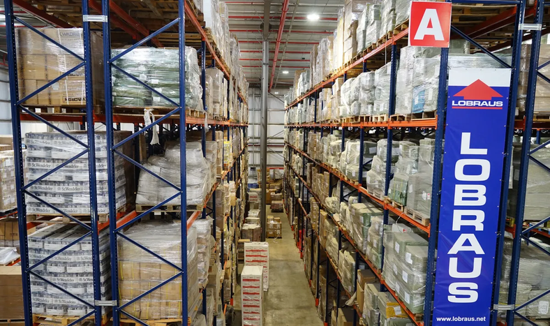 Vista del depósito de Lobraus en el Puerto de Montevideo.