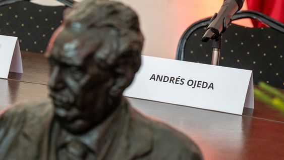 Busto de José Batlle y Ordóñez presidiendo la sala de reuniones del CEN del Partido Colorado Busto de José Batlle y Ordóñez presidiendo la sala de reuniones del CEN del Partido Colorado