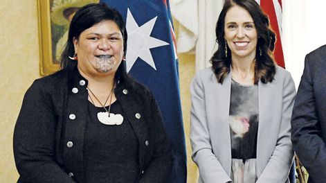imagen de Nanaia Mahuta, el rostro y los tatuajes que representan a Nueva Zelanda ante el mundo