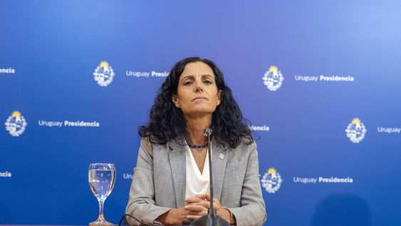 La ministra de Economía Azucena Arbeleche en la Torre Ejecutiva. Foto: Ricardo Antúnez / adhocFOTOS La ministra de Economía Azucena Arbeleche en la Torre Ejecutiva. Foto: Ricardo Antúnez / adhocFOTOS