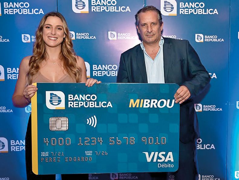 La corredora Patricia Pita y el vicepresidente del BROU Alejandro Lafluf.