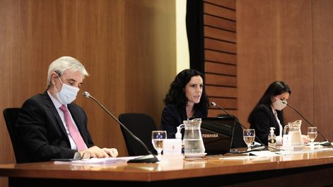 Azucena Arbeleche junto a su equipo económico.