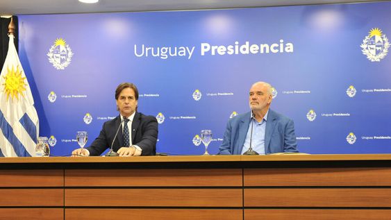 Conferencia de prensa de Luis Lacalle Pou y el escultor Pablo Atchugarry. Foto: Presidencia. Conferencia de prensa de Luis Lacalle Pou y el escultor Pablo Atchugarry. Foto: Presidencia.