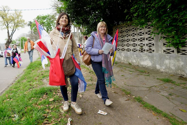 Blanca Rodríguez y Cristina Lustemberg durante una jornada puerta a puerta en Montevideo