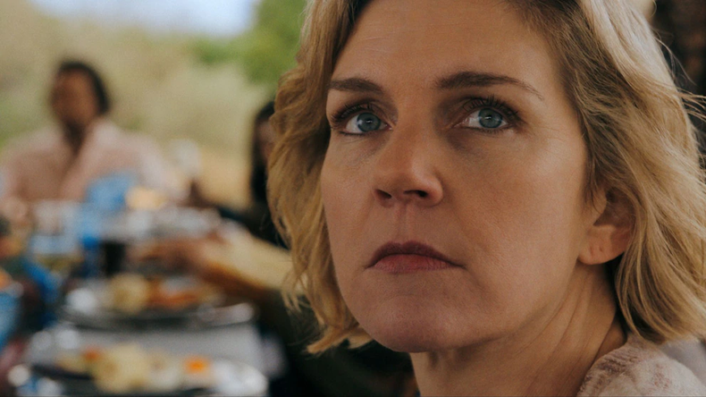 Rhea Seehorn como Carol Sturka.