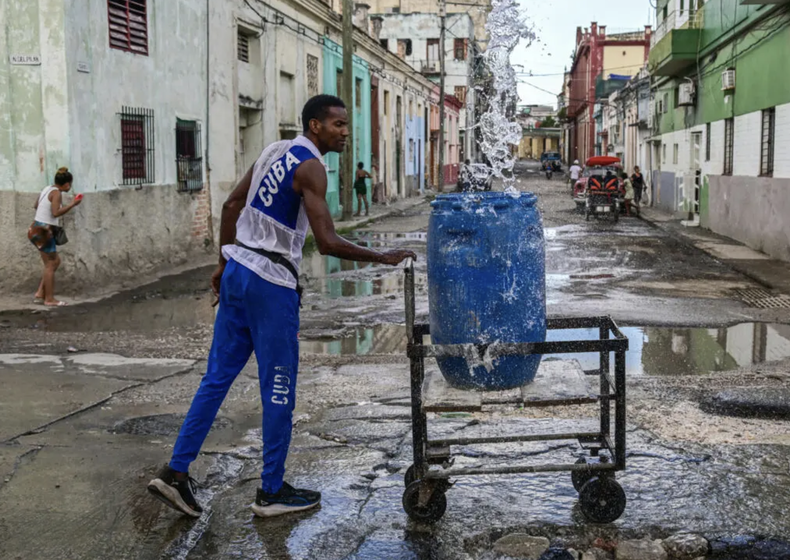 Un hombre recoge agua potable en un punto de abastecimiento p&uacute;blico en La Habana, Cuba, el 6 de octubre de 2026.