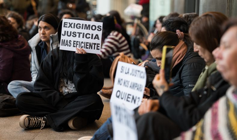 Colectivos feministas protestan en la Torre Ejecutiva en reclamo de mejores respuestas ante situaciones de violencia vicaria, a raíz del doble filicidio ocurrido en Soriano. Colectivos feministas protestan en la Torre Ejecutiva en reclamo de mejores respuestas ante situaciones de violencia vicaria, a raíz del doble filicidio ocurrido en Soriano.