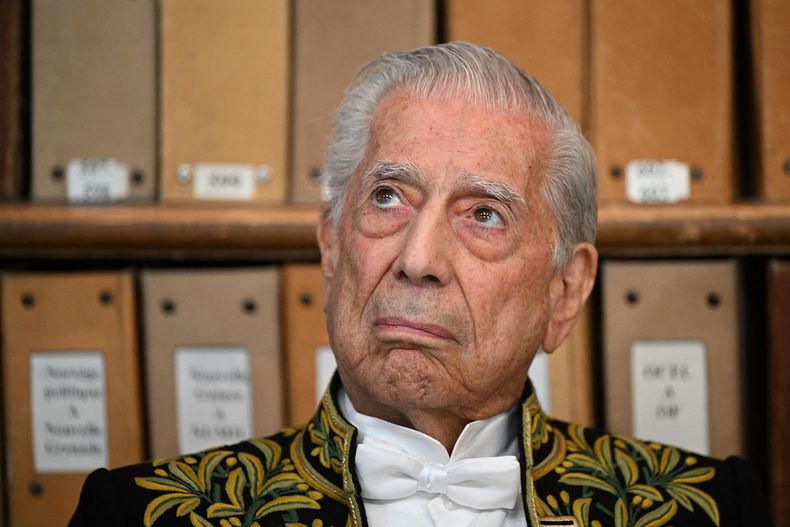 Mario Vargas Llosa en la ceremonia de ingreso a la Academia Francesa, 2023