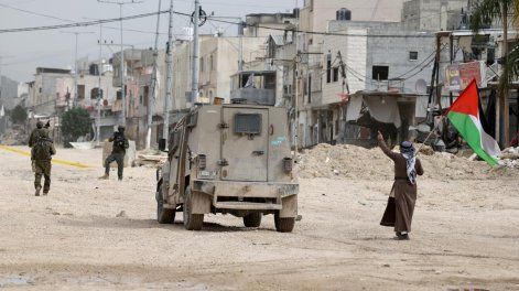 Tropas israelíes toman posiciones en una calle principal del campamento de refugiados de Nur Shams durante una operación militar israelí cerca de la ciudad cisjordana de Tulkarem.