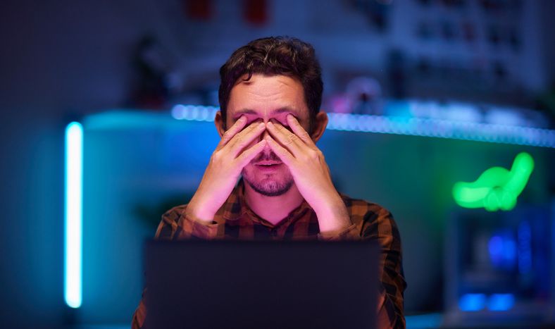 Luz azul: el “enemigo silencioso” detrás del envejecimiento digital