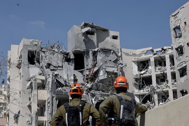 Equipos de rescate israelíes trabajan en Beersheba, en el sur del país, tras un ataque con misiles balísticos lanzados por Irán durante la noche, informó el ejército