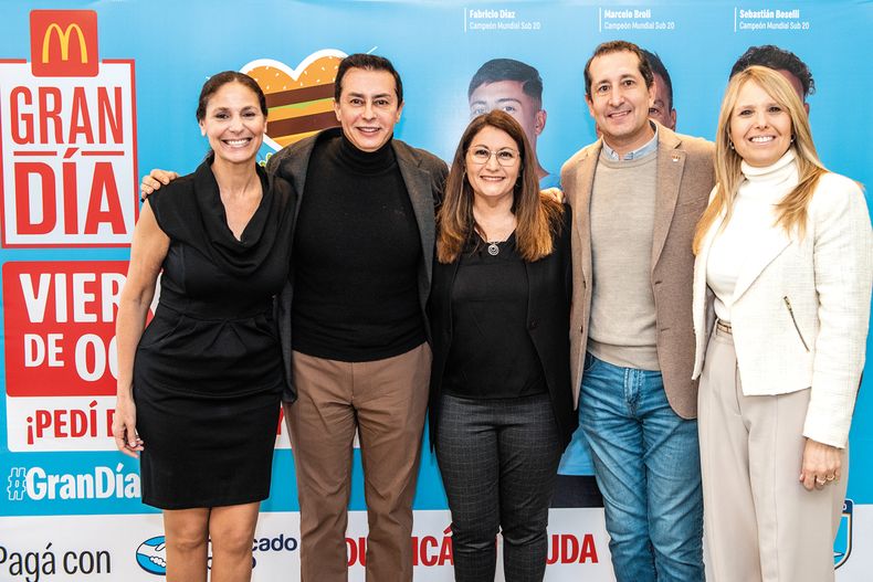 Jefa de Comunicaciones Arcos Dorados Paula Espasandín, director de Impulso Fabrizio Patritti, presidenta de la Asociación Casa Ronald McDonald Karina Montiel, director de Arcos Dorados Pablo Díaz y directora de Casa Ronald McDonald Sandra Marcos
