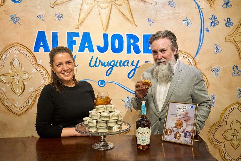 Fundadora de Alfajores del Uruguay Andréa Robaina con Nino Ausán, de Vinos del Mundo.&nbsp;