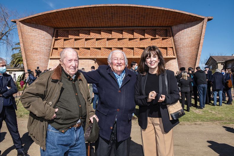 Capataz de obra de la iglesia Vittorio Vergalito, ingeniero civil de la obra Marcelo Sassón y subsecretaria de Educación y Cultura Ana Ribeiro.
