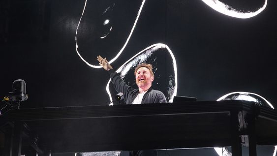 David Guetta arengando al público durante su show David Guetta arengando al público durante su show