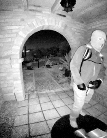otografía tomada de la cuenta oficial de la red social X @FBIDirectorKash del director del FBI, Kash Patel, que muestra al posible sospechoso de la desaparición de Nancy Guthrie, la madre de la periodista de NBC Savannah Guthrie, en Tucson, Arizona (Estados Unidos).