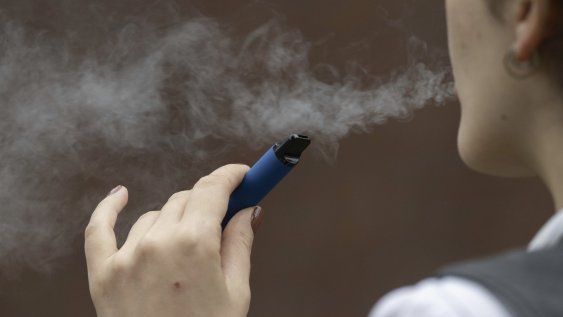 Una mujer fuma un cigarrillo electrónico