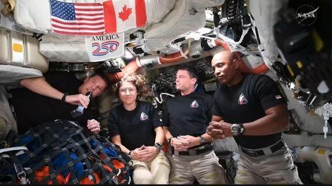 Captura de video tomada de la cuenta oficial en X @NASA que muestra desde la izquierda a los astronautas; Reid Wiseman, Christina Koch, Jeremy Hansen y Victor Glover saludando durante una conversación en directo desde la nave Orión de la misión Artemis II con el presidente de Estados Unidos, Donald Trump.