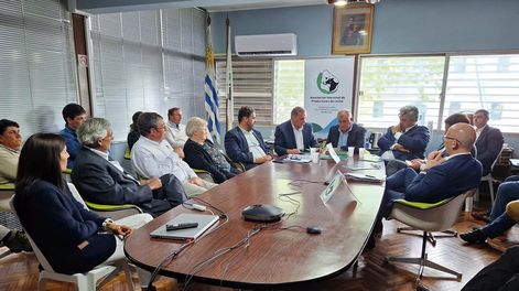 Integrantes de la ANPL y de Conaprole reunidos con el candidato a la Presidencia de la República por el Partido Nacional, Álvaro Delgado, y su equipo