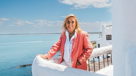 El sol marca el ritmo de su vida, al igual que marcó el de su padre, y el de Casapueblo.