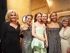 La ganadora del Oscar a Mejor actriz Emma Stone con Jessica Lange, Michelle Yeoh, Charlize Theron, Jennifer Lawrence y Sally Field. Foto: Richard Harbaugh, Academy of Motion Picture Arts and Sciences (AMPAS)