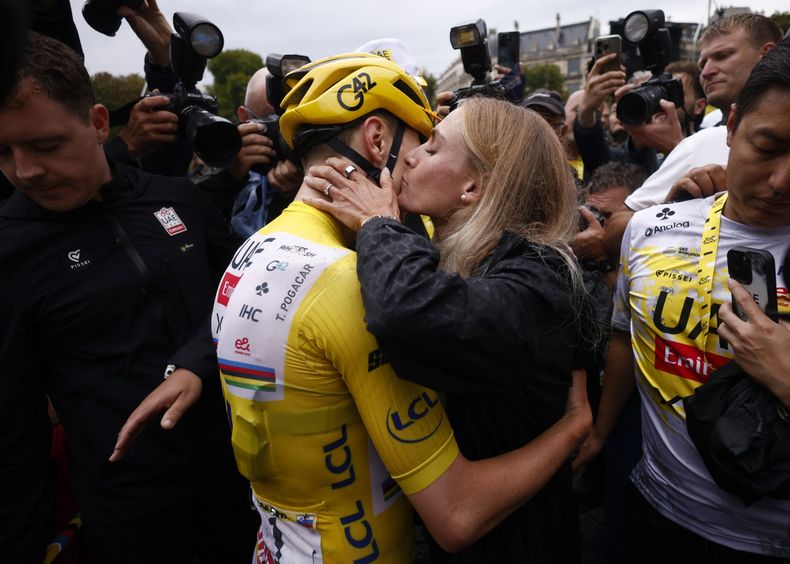 Antes de subir al podio, Tadej Pogacar fue recibido con un beso por su pareja, la también ciclista eslovena Urska Zigart