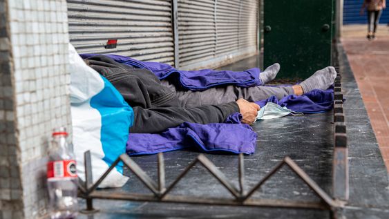 Persona en situación de calle en el centro de Montevideo Persona en situación de calle en el centro de Montevideo