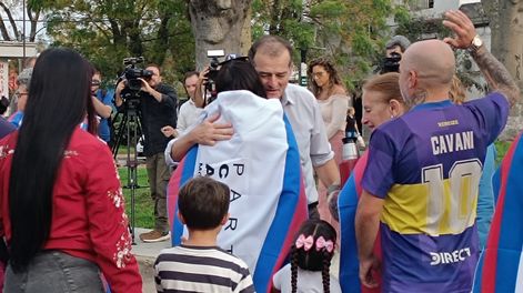 Búsqueda | Manini saluda Cavani.jpg