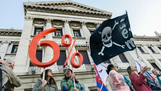 Concentración de sindicatos de la educación en el Palacio Legislativo por el 6% del PBI para el área, en 2015 Concentración de sindicatos de la educación en el Palacio Legislativo por el 6% del PBI para el área, en 2015